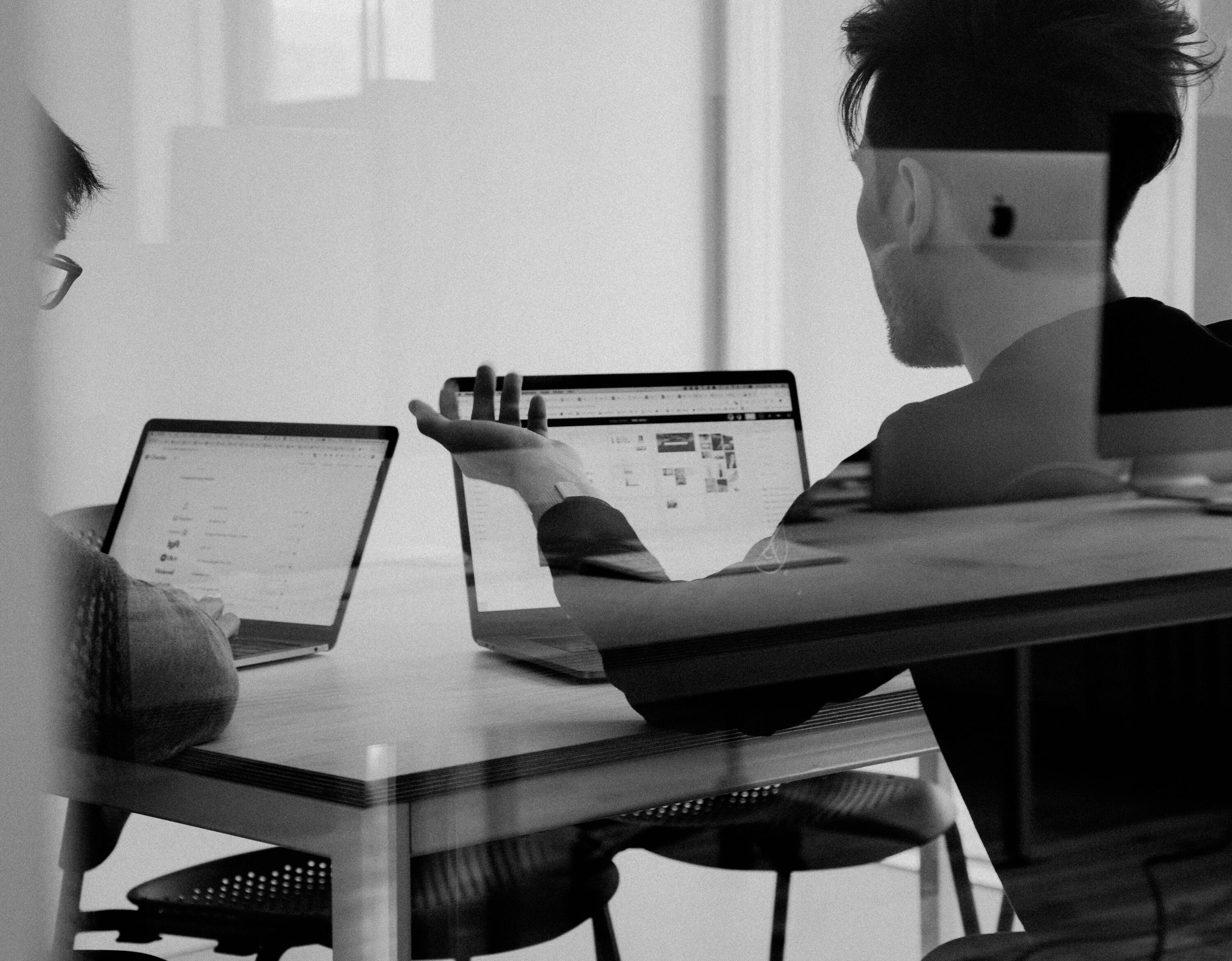 Teamarbeit Datenanalyse und Data Engineering am Laptop