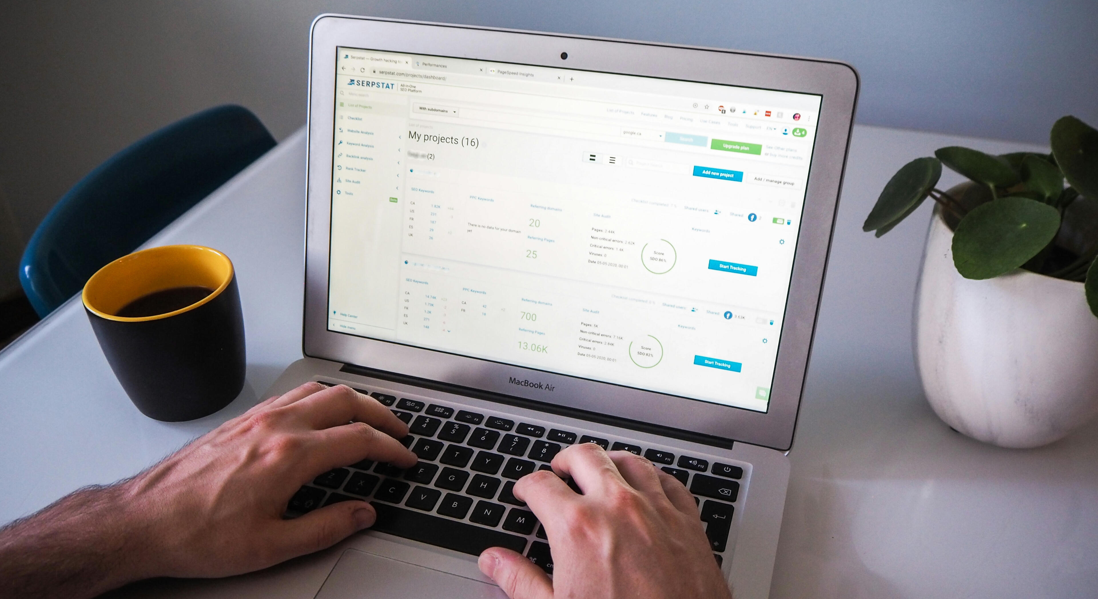 Manuelle SEO Datenanalyse am Laptop